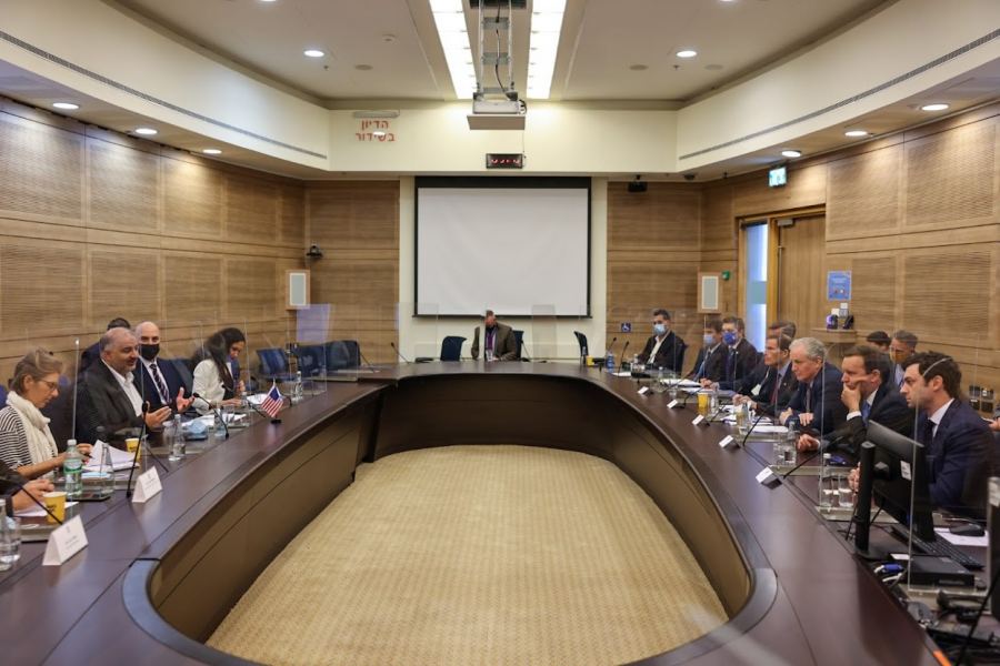 وفد مجلس الشيوخ الأمريكي يجتمع برئيس الموحدة منصور عباس